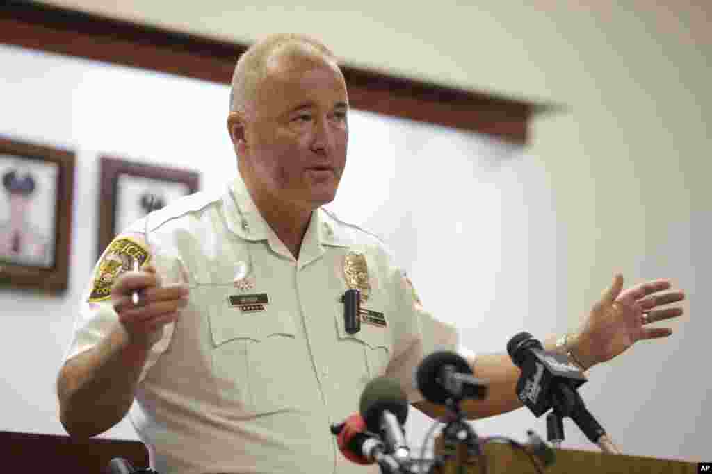 Kepala polisi St. Louis County Jon Belmar memberikan keterangan dalam konferensi pers di Clayton, Missouri (10/8). (AP/Jeff Roberson)