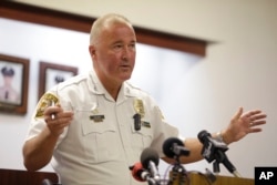 Kepala polisi St. Louis County Jon Belmar dalam konferensi pers di Clayton, Missouri (9/8).