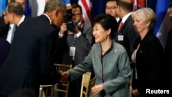 지난해 9월 박근혜 한국 대통령이 미국 뉴욕 유엔본부에서 열린 유엔사무총장 주최 오찬에서 오바마 미국 대통령과 만나 인사하고 있다. (자료사진)