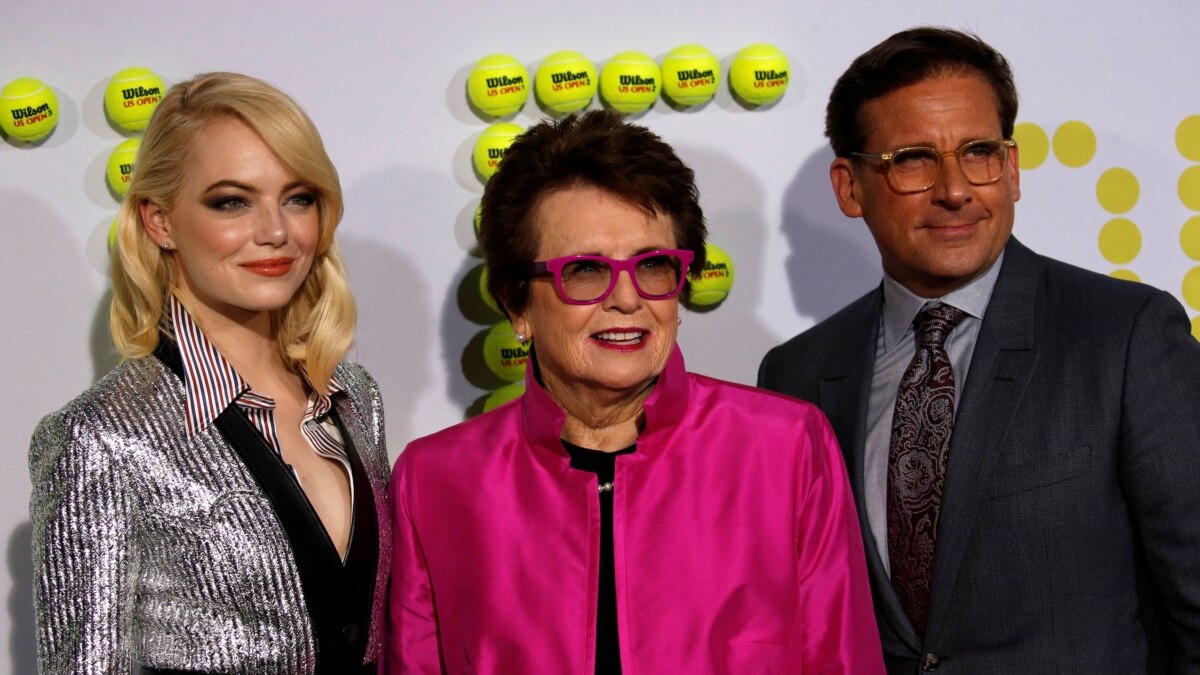 Former tennis player Billie Jean King (C) is joined by cast members Emma  Stone and Steve Carell during the premiere of the biographical sports  comedy Battle of the Sexes at the Regency