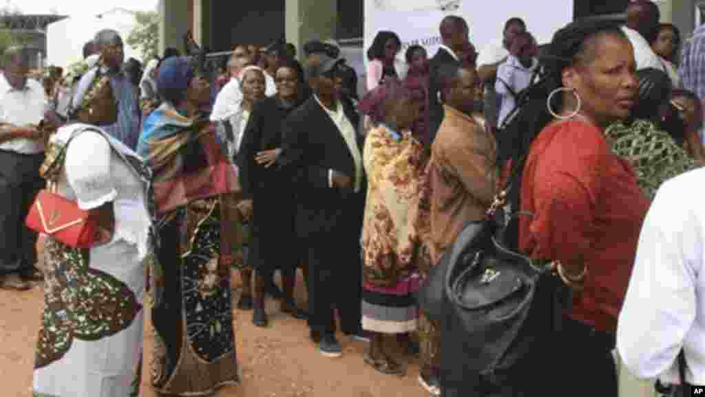 Des électeurs font la queue pour voter à un bureau de scrutin, le pays se rend aux urnes à Maputo, au Mozambique, le mercredi 15 octobre 2014. (AP Photo/Ferhat Momade) 