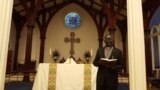 미국 버지니아주 알렉산드리아의 세인트폴 교회에서 남수단인들의 예배를 인도하는 쏜 모지스 촐 목사. 