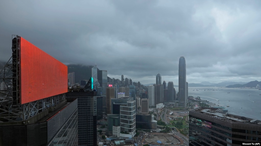 资料照片：一块位于香港商业区的红色广告屏。（2021年7月19日）(photo:VOA)