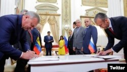 Los acuerdos fueron suscritos por el primer viceprimer ministro ruso Yuri Borisov y el vicepresidente sectorial para el Área Económica venezolano, Tareck El Aissami. Foto: Twitter Cancillería Venezuela, octubre 5 de 2019.