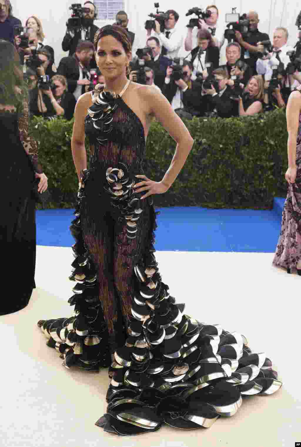 هلی بری در مت گالا ۲۰۱۷، مراسم مد و لباس به نفع موزه متروپولیتن در نیویورک