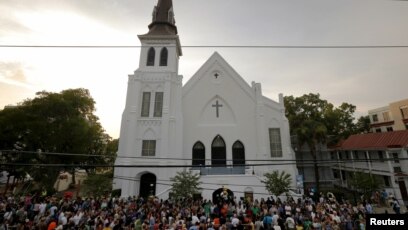 Miles ofrecen solidaridad por ataque a iglesia en Carolina del Sur Miles ofrecen solidaridad por ataque a iglesia en Carolina del Sur