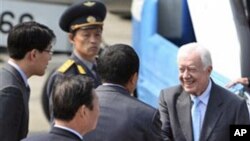 ອະດີດປະທານາທິບໍດີ Jimmy Carter ແລະຄະນະ ເດີນທາງໄປຮອດເກົາຫລີເໜືອ
ວັນທີ 26 ເມສາ 2011