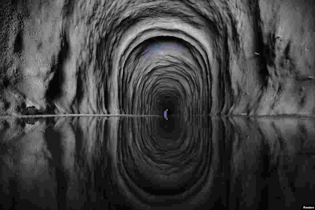 A worker is seen inside the Cuncas II tunnel, which will link the canals being built to move water from the Sao Francisco river to four states suffering from drought, mear the city of Mauriti, Ceara state, Brazil, January 28, 2014.&nbsp; &nbsp;a project that is three years behind schedule and has doubled in cost from the original estimate of $3.4 billion, near the city of Mauriti, Ceara state, Brazil, Jan. 28, 2014. &nbsp;