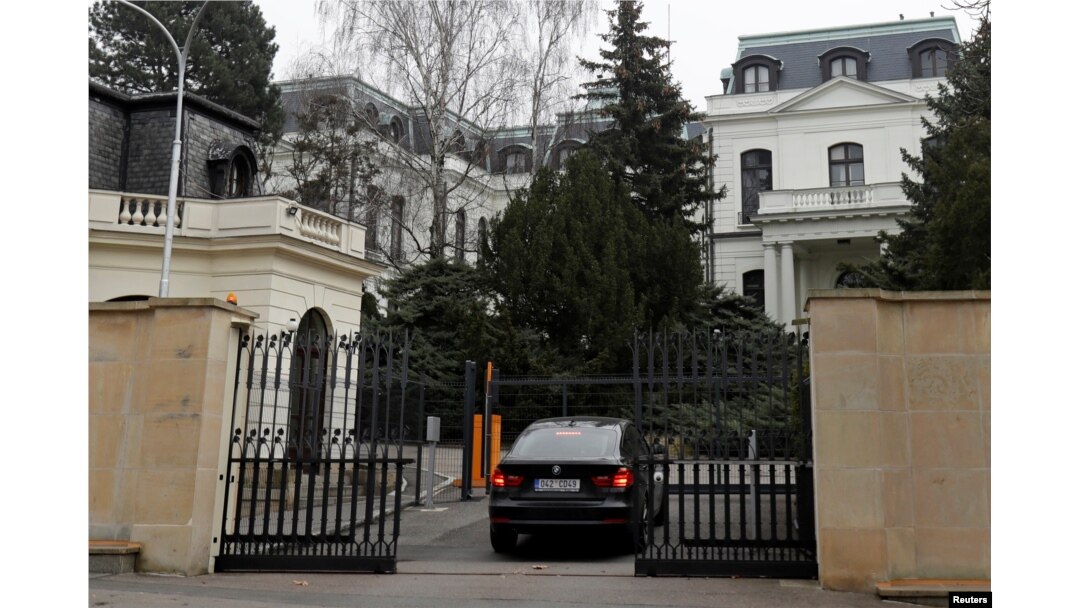 Automobil ulazi u rusku ambasadu u Pragu, Češka Republika, 26. marta 2018.