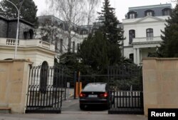 Automobil ulazi u rusku ambasadu u Pragu, Češka Republika, 26. marta 2018.