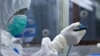 Tes sampel PCR di Rumah Sakit Pusat Pertamina di tengah pandemi COVID-19 di Jakarta, 16 Desember 2020. (REUTERS / Ajeng Dinar Ulfiana)