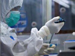 Petugas melakukan tes sampel PCR di Rumah Sakit Pusat Pertamina di tengah wabah COVID-19 di Jakarta, 16 Desember 2020. (Foto: REUTERS/Ajeng Dinar Ulfiana)