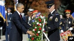 El presidente Barack Obama coloca una ofrenda floral en la Tumba del Soldado Desconocido como es tradición en el cementerio de Arlington en el Día de los Veteranos.
