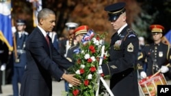 Tổng thống Obama đặt vòng hoa tại Mộ Chiến Sĩ Vô Danh tại Nghĩa trang Arlington, trong bang Virginia, 11/11/13