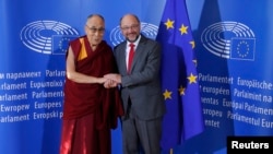 Tibet's exiled spiritual leader the Dalai Lama (L), is welcomed by European Parliament president Martin Schulz at his arrival at the European Parliament in Strasbourg, France, September 15, 2016. REUTERS/Vincent Kessler - RTSNTNS