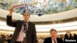 지난 2013년 3월 스위스 제네바에서 열린 유엔 인권이사회에 참석한 미국의 로버트 킹 북한인권특사(오른쪽). 미국 대사관 직원(왼쪽)이 발언 신청을 하기 위해 명패를 들고 있다.