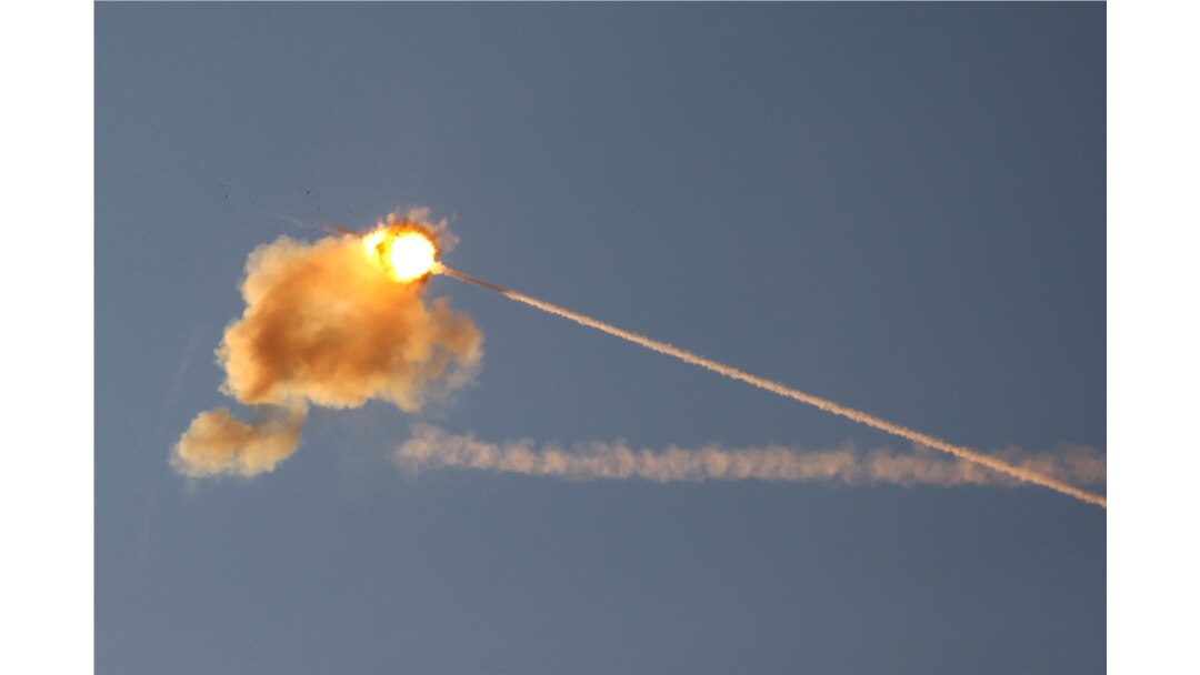 Sistem pertahanan udara "Kubah Besi" Israel mencegat serangan roket Hamas dari Jalur Gaza (17/5).