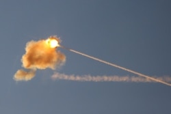 Sistem pertahanan udara "Kubah Besi" Israel mencegat serangan roket Hamas dari Jalur Gaza (17/5).