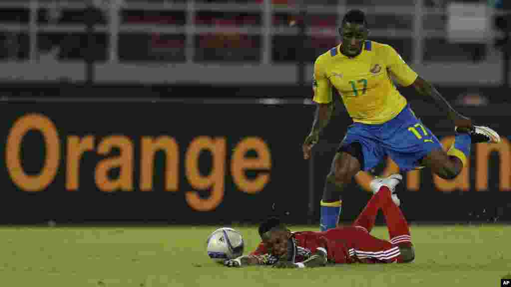 Fabrice Ondama du Congo, en bas, est abordé par André Poko du Gabon, au cours de leur match du groupe A de la CAN à Bata, en Guinée équatoriale, mercredi 21 janvier 2015.