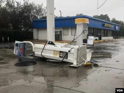 Angin kencang dan hujan lebat yang dipicu oleh badai Florence merobohkan pohon-pohan dan merusak tiang listrik di North Caroline, 14 September 2018. (Foto: dok).