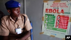 Un trabajador de la salud en un reciento de diagnóstico de ébola en el aeropuerto internacional de Nigeria.