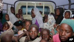 Perempuan dan anak-anak yang diselamatkan tentara Nigeria dari penahanan kelompok ekstremis Boko Haram di Hutan Sambisa, tiba di kamp di Yola, Nigeria, 2 Mei 2015. 