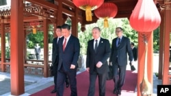 在北京的“一帶一路”國際合作高峰論壇開幕式前，中國主席習近平和俄羅斯總統普京走在一起（2017年5月14日）