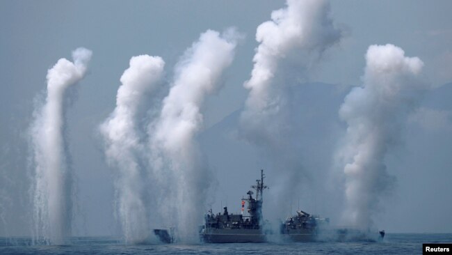 台湾诺克斯级巡航舰参加宜兰海军基地附近举行的军演。 （2018年4月13日）