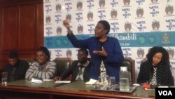 UNkosikazi Judith Ncube ukhuluma emhlanganweni ohlolisisa ukucengwa kwamanzi lokuphehlwa komlilo kagetsi.