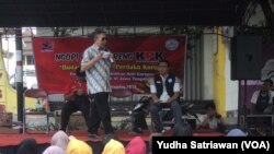 Narasumber dari KPK memberi materi pendidikan anti korupsi di hadapan ratusan warga dan generasi muda di Solo, Minggu (9/12) (foto: Yudha Satriawan)