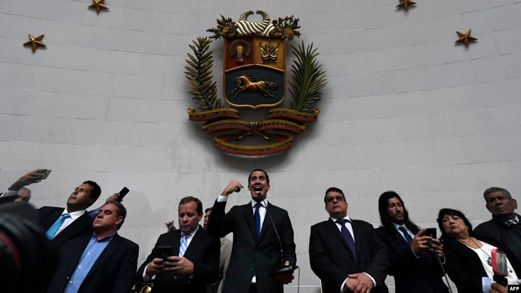 La Asamblea Nacional Legislativa de Venezuela comienza este martes 7 de enero de 2020 su primera sesión del año, tras las elecciones recientes. Después momentos de tensión, el presidente de la Asamblea Juan Guaidó, consiguió entrar a la sede del legislativo.