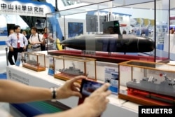 2016年9月16日台灣高雄的國際海事與防衛工業展會上人們聚集在台灣China Shipbuilding Corporation （CSBC) 展亭前觀看台灣首艘國造潛艇模型 (路透社照）