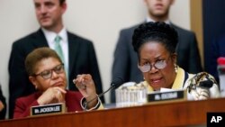 Zastupnica Sheila Jackson Lee, D-Texas, desno, govori tijekom saslušanja o reparaciji za potomke robova pred Sudskim pododborom za ustav, građanska prava i građanske slobode, na Kapitolu u Washingtonu, 19. juna 2019.