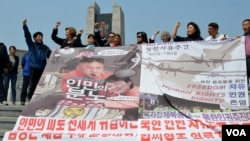 Activists chant "Liberate North Korean compatriots" at peace park near the DMZ, May 4, 2013. (R. Kalden/VOA)