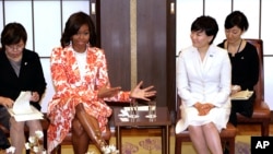 លោក​ស្រី​ Michelle Obama (ខាងឆ្វេង) ជាមួយ​នឹង​សមភាគី​លោកស្រី​ Akie Abe (ខាងស្តាំ) នៅ​ក្នុង​កិច្ច​ពិភាក្សា​តុ​មូល​​ជា​ផ្នែក​មួយ​នៃ​កម្មវិធី​លើ​ការ​អប់រំ​ស្រ្តី​ ដែល​ជា​កិច្ច​សហប្រតិបត្តិការ​រវាង​ជប៉ុន​ និង​សហរដ្ឋអាមេរិក។