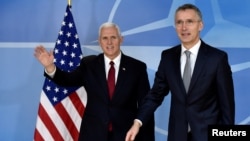 Katibu Mkuu wa NATO Jens Stoltenberg (Kulia) akimkaribisha Makamu wa Rais Mike Pence makao mkuu ya NATO, Brussels, Belgium, Feb. 20, 2017.