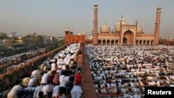 Ribuan muslim India melakukan shalat di New Delhi (foto: dok). Partai-partai politik berusaha menjangkau hampir 180 juta Muslim di negara tersebut.