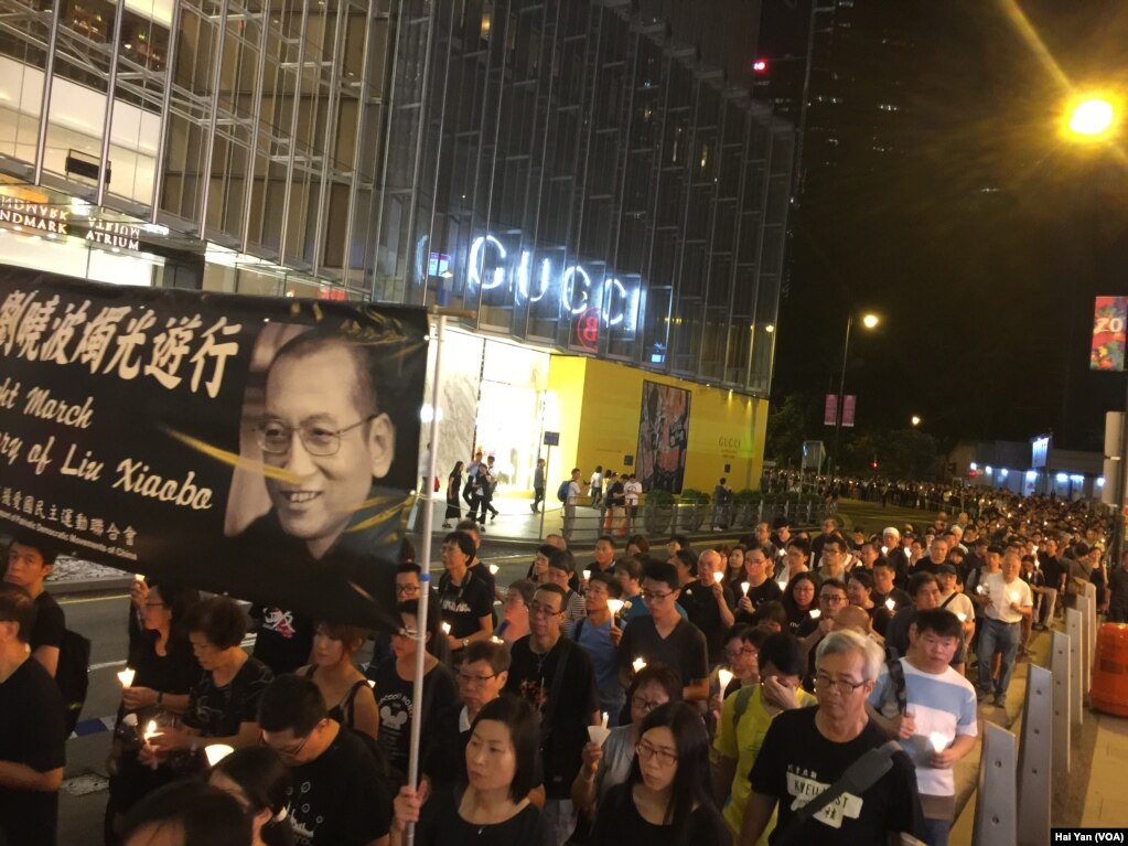 港人烛光游行至中联办悼念刘晓波(美国之音海彦拍摄)