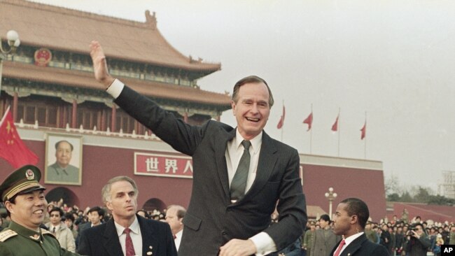 老布什就职一个月后访华1989年2月25日在天安门前向民众挥手(美联社)