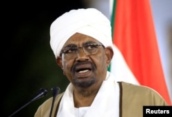 FILE PHOTO: UMnu. Omar al-Bashir usesuswe esikhundleni libutho labantu abatshengisele emigwaqweni.