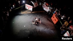 Jennelyn Olaires, (26 tahun) meratapi jenazah pasangannya yang tewas dibunuh oleh kartel narkoba di Pasay city, Metro Manila, Filipina (23 Juli lalu). Enam tewas dalam operasi anti narkoba Filipina, Rabu 3/8. 