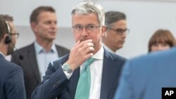 CEO divisi Audi Volkswagen, Rupert Stadler (tengah) saat hadir pada rapat umum pemegang saham di Ingolstadt, 9 Mei 2018.
