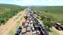 Uma longa fila de viaturas na N4, Ressano Garcia, Moçambique