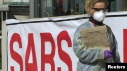 Во время пандемии SARS, которую часто сравнивают с COVID-19, также отмечались вспышки ксенофобии. Фото: Торонто, 2003 (Reuters)