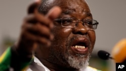 ທ່ານ Gwede Mantashe, ເລຂາທິການໃຫຍ່ ພັກລັດ
ຖະສະພາແຫ່ງຊາດ ອາຟຣິກາ, ກ່າວຄຳປາໄສ ໃນລະ
ຫວ່າງ ຖະແຫຼງການສັ້ນ ຕໍ່ບັນດານັກຂ່າວໃນນະຄອນຫຼວງ Johannesburg, 5 ເມສາ, 2017. 