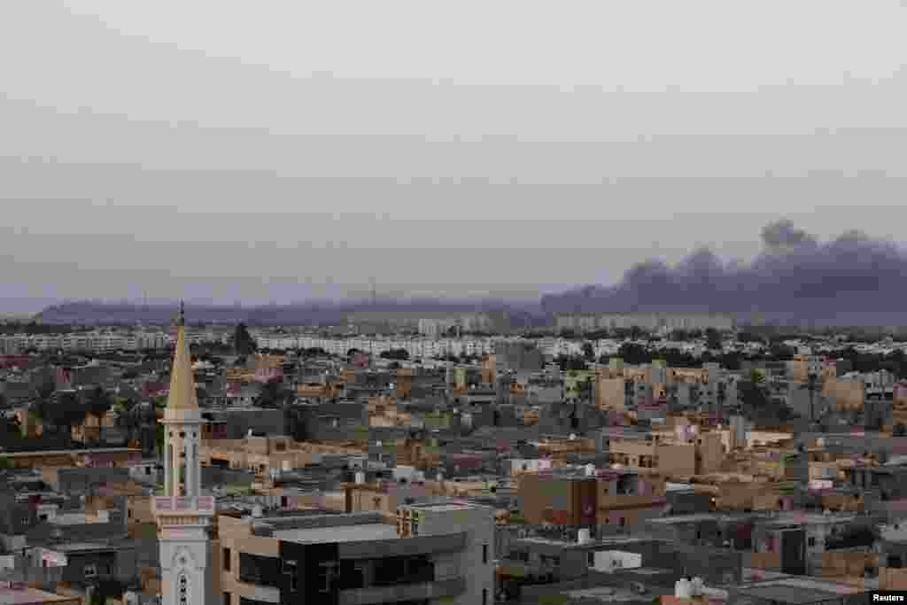 Plumes of black smoke are seen after war planes struck Misrata positions in Tripoli in an attack claimed by renegade general Khalifa Haftar, Aug. 23, 2014. 