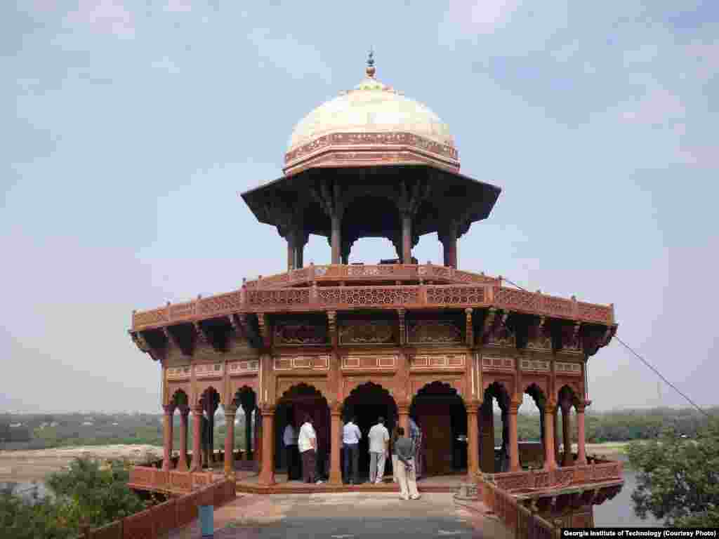 Peralatan pengujian udara disimpan di bagian kompleks Taj Mahal untuk menentukan apa yang menyebabkan perubahan warna struktur bangunan tersebut.&nbsp;