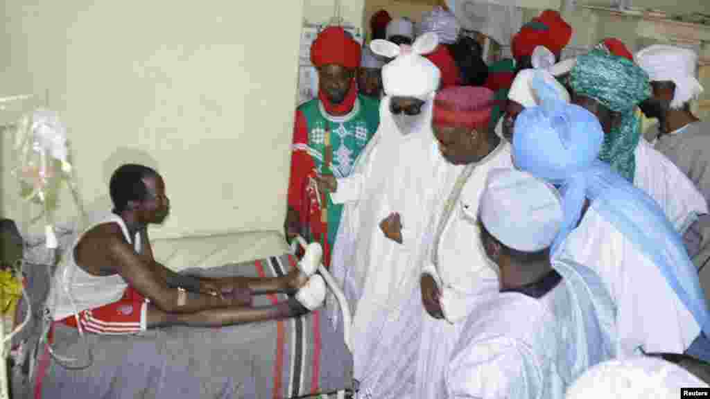 Sarkin Kano Muhammad Sanusi na biyu, ya ziyarci wadanda harin bom din ranar juma'a, ya rutsa dasu, a asibitin Murtala Muhammad, a Kano, 30 ga Nuwamba 2014.