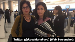 L'opposante cubaine Rosa María Payá en compagnie de sa mère Ofelia Acevedo, à l'aéroport de Miami, juste avnt de prendre son vol pour la Havane, Cuba, le 26 octobre 2017. Photo: Twitter: (@RosaMariaPaya)