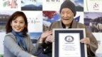 Cụ Masazo Nonaka nhận giấy chứng nhận từ Guinness năm ngoái.